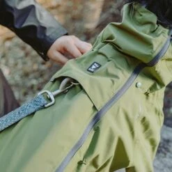 Chubasquero Bare Pine Hurtta Para Perros -Mascota Suministros Ventas 188303 188304 188305 188396 186542 186543 hurtta forzooplus bare regenoverall pine hs 08 1